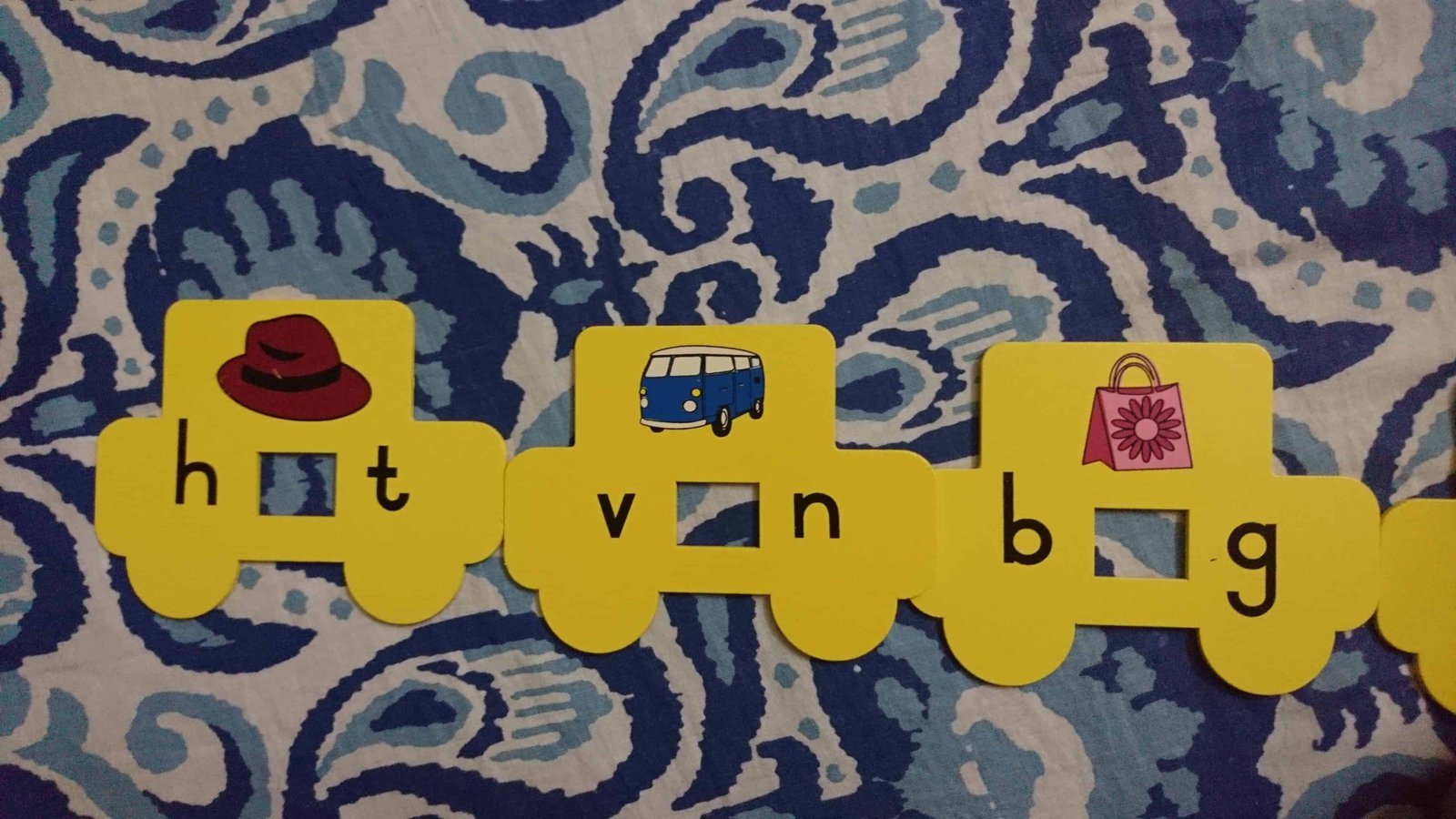 Skola vowel cars to form a train